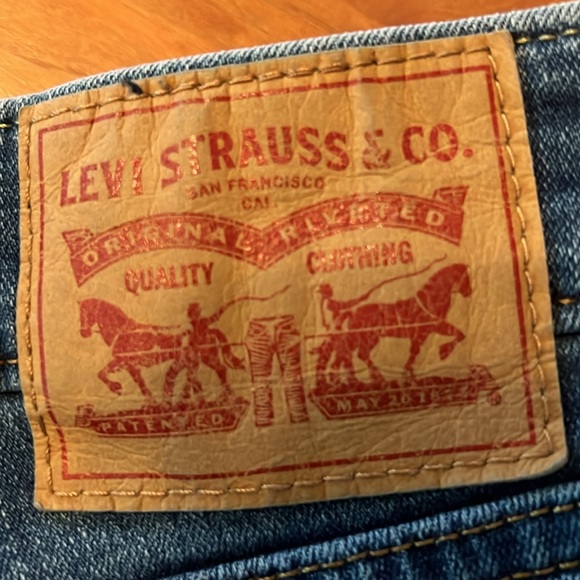 Levi's boyfriend cropped jeans medium wash. - Picture 2 of 4